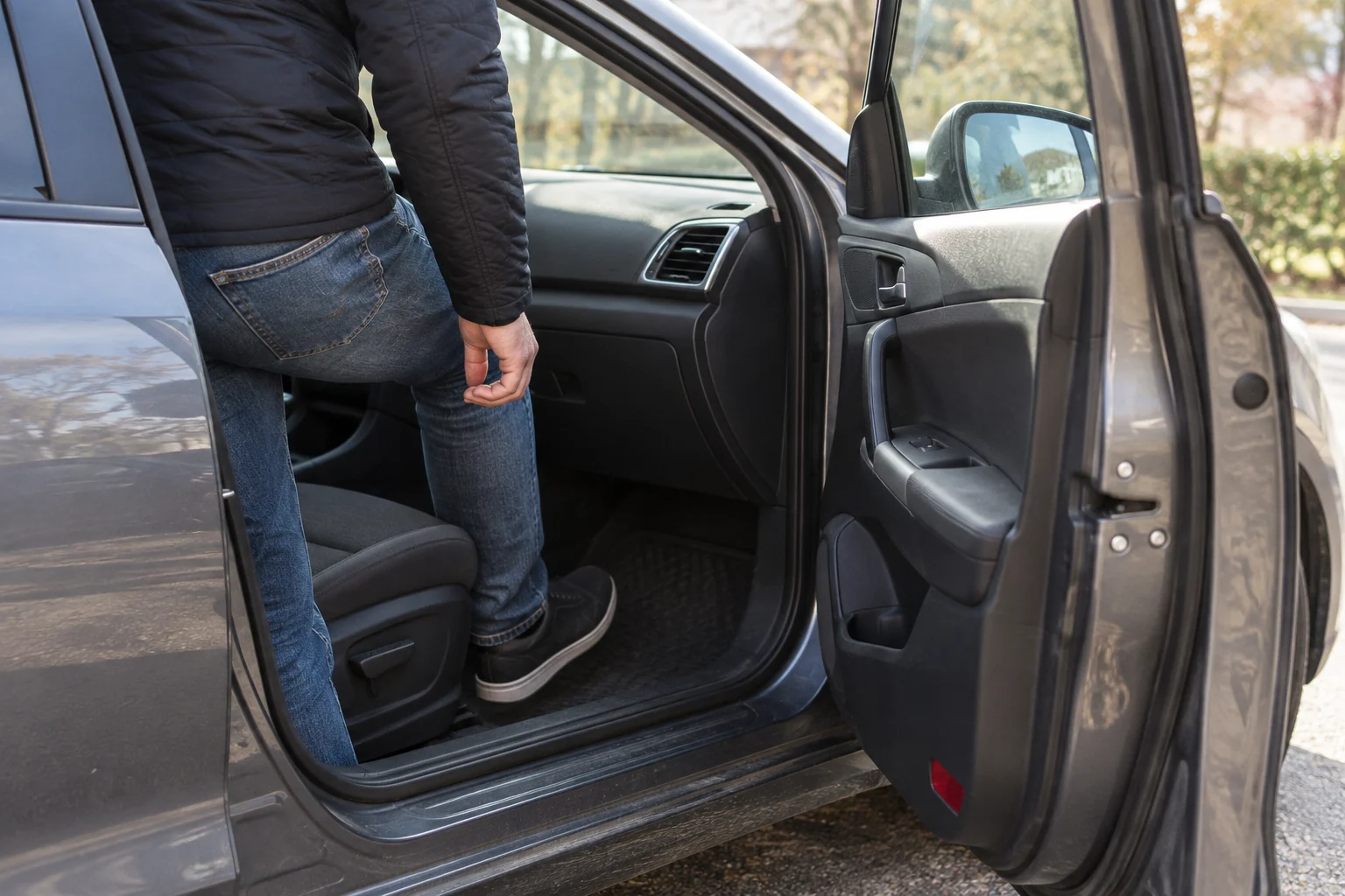 Atvertos priekinės keleivio durys leidžia patekti į automobilio saloną.