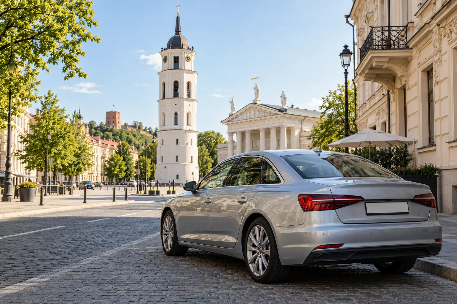 Sidabrinis automobilis Vilniuje, Katedros varpinės fone – iliustracinis vaizdas